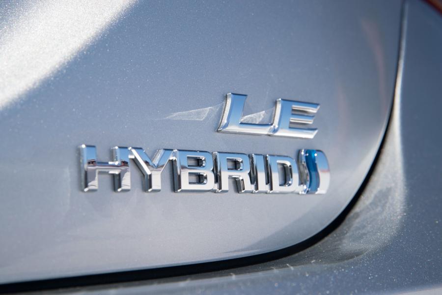 Логотип Toyota Camry Hybrid LE 2017 года  (NA) (фото 17 из 21)